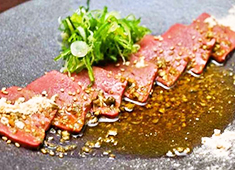 株式会社 リディファインダイニング 求人 厳選されたA5ランクの和牛×京都の希少食材を使用した肉割烹「もつ吉」