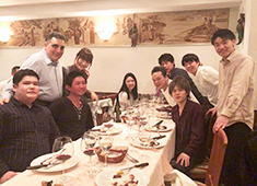 ラ・ピッコラ・ターヴォラ （La Piccola Tavola） 求人 試食会の写真。スタッフ主体で様々な企画にチャレンジできる環境で「シチリアフェア」もスタッフ自ら発案しました！