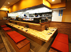 料理人のいる魚屋　かず家、他 求人 お客様の反応が直に伝わるオープンキッチンなのでやりがい溢れる環境！