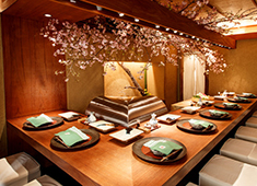 天ぷら 元吉（もとよし） 求人 春は桜、夏は新緑、秋は紅葉など、店主自ら生けた季節の樹木が美しく彩る空間。