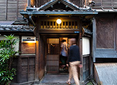 鉄板焼 Kurosawa／株式会社食文化総研 求人 ▲海外のお客様にも多数ご来店いただいています。英会話のスキルは不問ですが興味のある方も歓迎します。
