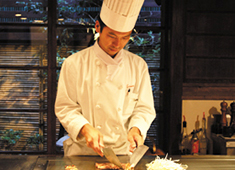 鉄板焼 Kurosawa／株式会社食文化総研 求人 ▲明るくコミュニケーションをとるのが好きな方も、黙々と料理に集中する方も共に歓迎します。20・30代も多数在籍！