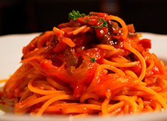 イタリア食堂 JUNE 求人 ソースやドレッシングをはじめサルシッチャソーセージからピザ生地、デザートまで全て手作りで調理しております。