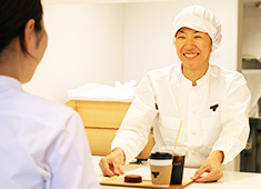 TORAYA CAFE／株式会社 虎玄（虎屋グループ） 求人 丁寧で質の高い、とらやクオリティのサービスを心がけ、お客様に心地良い空間と時間を提供します。