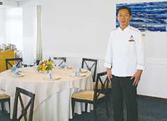 株式会社 リビエラ/シーサイドリビエラ 求人 気さくな伊藤シェフが丁寧に教えますよ！