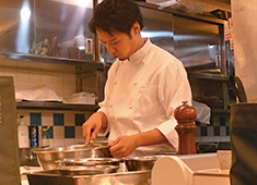 サントリー酒類株式会社　グルメ開発部 求人 クライアントに向けての提案のためには､幾度も試作を重ね､妥協は許されません｡