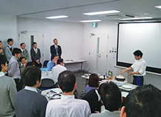 サントリー酒類株式会社　グルメ開発部 求人 フードのプレゼンシーン。開発したレシピはそのコンセプトから調理行程までを丁寧に説明していく必要があります。