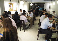 つけ蕎麦ぢゅるり 水道橋店 求人 ご来店いただく方の年齢層は様々！沢山の方の笑顔が間近で見られる内装も魅力のひとつ！独立志向のある方も応援します！