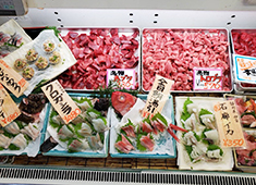 小さな魚がし 野口鮮魚店／築地 大宮商店 求人 本店では魚の販売もおこないます。刺身や煮つけなど、様々な魚料理を鮮魚店としても販売している珍しいお店です。