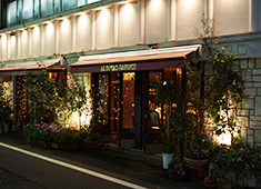 ROYAL GARDEN（ロイヤルガーデン）／株式会社ベネフィットエンタープライズ 求人 虎の門駅すぐに佇む一軒家風のちょっとオシャレな雰囲気のお店です。