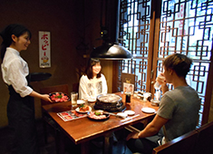 新日本産業 株式会社／華はなぎゅう 求人 お客様には美味しいお肉を舌鼓して頂き満足してもらっています。