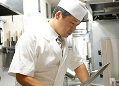 和食日和 おさけと 求人 誰もが好きな居酒屋料理を一流の料理人が少しの工夫と手間をかけて美味しい和食に。和食の可能性と懐の深さが習得可能です