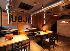 株式会社パッションアンドクリエイト／Passion & Create Co., Ltd. 求人 レンガ調のオシャレな店内。肉バルやアメリカンダイナーの様な雰囲気のお店作りをしています。