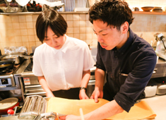 「オトナノイザカヤ中戸川」「キガルニワショク弾」 求人 【ある日の仕込みパート1】イタリアンの厨房で、後輩の女性スタッフと一緒に生パスタを仕込み中！（右のパート2に続く）