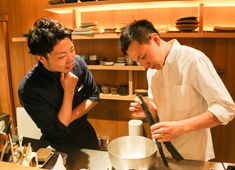 「オトナノイザカヤ中戸川」「キガルニワショク弾」 求人 【ある日の仕込みパート2】和食の厨房に移動して、出汁の引き方を教わっています（右のパート3に続く）