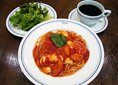 PAPAS CAFE（パパスカフェ）／株式会社パパス 求人 素材にもこだわり本当に美味しいメニューを提供しているから、キッチンスタッフもやりがいを感じプライドをもって勤務中！