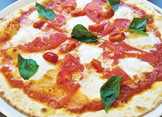 「ITALIAN KITCHEN BUONO」「CAFE IL MARE」／セントラルリバー 求人 ▲定番のマルゲリータをはじめ、千葉県の食材を使用したオリジナルの本格石窯ピッツァも展開！