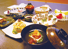 商工中金グループ 商工サービス 株式会社 求人 旬の食材を中心とした和食・居酒屋メニューを中心に、丁寧な料理を提供しています。