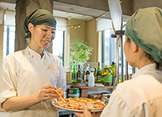 「Blair House」「Blair Marina」「Blair Garden」／株式会社エスワイピー 求人 料理の試食は料理長ではなくスタッフみんなに食べてもらうため色んな意見を聞くことができます◎