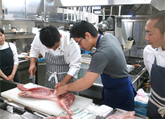 サントリー酒類株式会社　グルメ開発部 求人 社内勉強会のシーン。良質な提案(アウトプット)も､しっかりしたインプットがあってのもの。