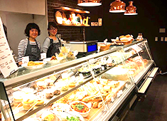 HILLSIDE PANTRY DAIKANYAMA（ヒルサイドパントリー代官山） 求人 デリコーナーには、新鮮な野菜をふんだんに使用した和洋中のメニューを揃えています。店内イートインも可能です◎