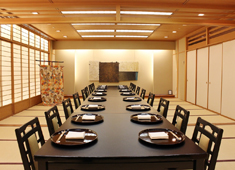 株式会社 熊魚菴 たん熊北店（東京ドームホテル店・横浜ホテルニューグランド店・左近太郎 銀座店） 求人 平均年令30才。調理場30名。ホール30名のスタッフが活躍中！仕事中はビシッと。休憩中は和気あいあいとした雰囲気◎