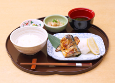 和食 伊豆の旬 やんも／仕出し厨房やんも 求人 これから和食を学びたい方も大歓迎。包丁の使い方、ダシの取り方、仕込みや調理法、盛り付け等イチから丁寧に教えますよ。