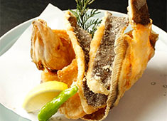 海・山・畑料理　大衆割烹　魚田（うおでん） 求人 職人の丁寧な仕事がひかるメニュー作りに力を入れています。旬の素材の旨みを最大限に引出すのは熟練した技があるからこそ