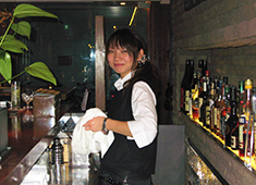 株式会社シーンメーカー 求人 「Bistro Jitan」ではバーテンダーやソムリエも募集中！お酒の知識がある方は経験を活かして働けますよ♪