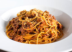 masticare bene 神楽坂（マスティカーレ ベーネ） 求人 端肉をふんだんに使ったボロネーゼは旨味がたっぷり。お店の看板メニューの一つにもなっています。
