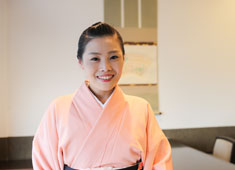 招福楼 東京店 求人 若女将（写真）を中心に笑顔が絶えないお店。すんなりと溶け込むことができます！