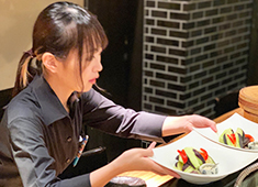 鮮菜魚 早瀬（はやせ） 求人 仲卸会社ならではのコストパフォーマンスの高い料理を提供！経験の浅いメンバーも活躍しています。