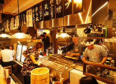 「酒場 髙しな 秋葉原店」 求人 山麓の山小屋をイメージした店内。にぎやかな雰囲気を演出する内装にもこだわります。