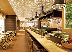 「HATAKE CAFE 日本橋店」「HATAKE CAFE 新宿店」 求人 【新宿店】いつも女性を中心ににぎわっています。