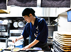 料理人のいる魚屋 かず家／真打 かず家 国分寺店 求人 キッチンスタッフは最低でも月給27万円、料理長は同じく35万円を保証！研修期間終了後、頑張りに応じ昇給も！