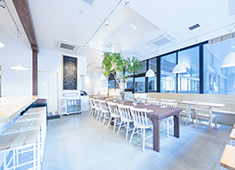 「EGG TOKYO」／株式会社プロントコーポレーション（サントリーグループ）※新規事業・海外ブランド事業部 求人 店内は明るく開放的。各テーブルには「クレヨン」をセッティングし、自由に「お絵描き」が出来るユニークなおもてなしも。