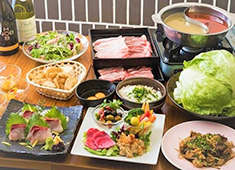 「海と畑の旬 暖」「しょうがの香り。」「酉ひで」／株式会社クリエイティブアルファ 求人 産地直送の本格馬刺しやもつ鍋、オーガニックの生姜料理、大山鶏の鶏料理など、店舗ごとのメイン料理をご提供。