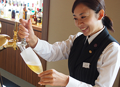 横浜みなとみらい 万葉倶楽部 求人 大切なのは「おもてなしの心」。会員専用ルーム「ラグジュアリールーム」にてバーテンダーを募集！