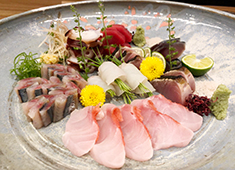 ひとひら 求人 料理長の幼馴染から仕入れるマグロは絶品！居酒屋のレベルを超越した鮮度のマグロを、リーズナブルに提供しています。