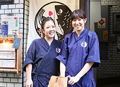 ひとひら 求人 女性料理人も当社には在籍しています。女性のお客様も多いので、オープンキッチンでは女子トークで盛り上がることも！