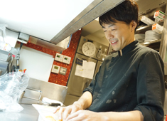南青山 CILQ（シルク）／株式会社Gコンセプト 求人 20～40代スタッフが活躍中！仕込みやオープン準備中もスタッフの笑顔が絶えない職場です。