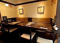 鰻せいろう 髙之屋／株式会社髙之屋 求人 落ち着いた内装はオトナのお客様にぴったりの空間。元気よく！というよりも、落ち着いた接客でおもてなしください