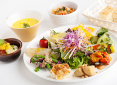 「HATAKE CAFE 日本橋店」「HATAKE CAFE 新宿店」 求人 【HATAKE CAFÉの一番の人気ランチメニュー】野菜の前菜を中心に盛り沢山な一皿です。