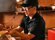 株式会社RCP（Respectable Concept Planning）／赤から,etc 求人 【入社1年半のKさん】まずは店長を目指して、店舗運営を経験しています！スタッフみんなの仲がいいので働きやすですよ！
