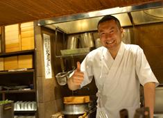 中目黒 焼鶏あきら／ソルト・コンソーシアム株式会社 求人 料理長、店長は月給37～50万円＋賞与。あなたの経験を考慮し給与に反映します。
