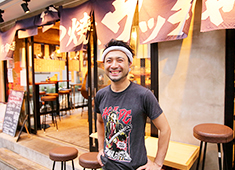 際コーポレーション 株式会社 求人 初めてのお客さんが驚くほどラフな接客なのに大人気のもつ焼き店。店主の人柄と丁寧な下処理をした絶品もつがあればこそ。