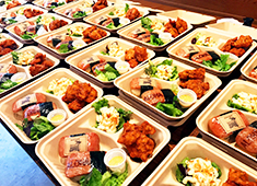 「Hawaiian Restaurant ALOHABABY 」「Roasted Chicken kodo’s」／ALOHA TOKYO 株式会社 求人 ランチボックスの依頼を受けることも！スパムに焼印を入れるなど、お客様を楽しませるために一つひとつこだわっています◎