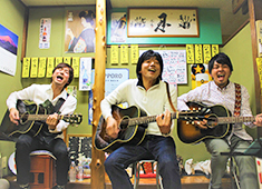 「居酒屋松ちゃん」「モッちゃん」「松ちゃん 東あずま店」 求人 居酒屋経営に加えて音楽活動もしているオーナー。各ミュージシャンによる店舗ライブや野外イベントも開催しています♪