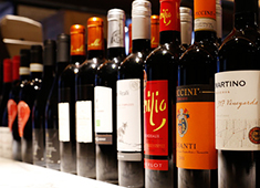 『Le Bar a Vin 52』 求人 高品質の自社輸入ワインを中心に120種類を超えるボトルワインを用意。52週で異なる味わいが楽しめる週替わりワイン！