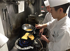 鮨 海心（かいしん） 求人 鮨屋の味が分かると言われる卵焼きを教わり挑戦中！「毎日が刺激ある職場で楽しいんです！」